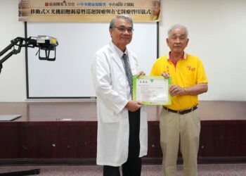 開基玉皇宮捐助移動式X光機給南市醫　涂大松主委代表廟方捐贈