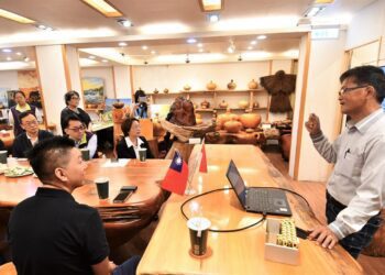 打造新興農業的示範場域 王惠美參訪AI科技綠農金「日光蔬活」水耕蔬菜農場