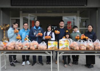 松成號支持在地農產 OK橙慰勞花市清潔隊