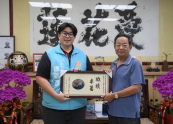 產業園區主任鄧翔云服務45載榮退 魏嘉彥贈匾祝福