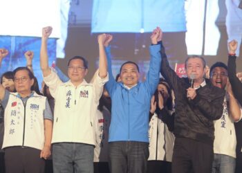 侯友宜屏東競選總部成立 現場湧入3萬人高喊凍蒜!