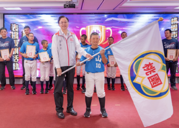 桃園三級棒壘球隊耀眼表現 張善政授旗3國家代表隊盼為國爭光