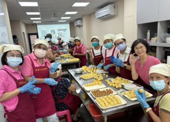 傳遞愛心溫度 溫媽媽義工隊手作月餅贈扶助家庭