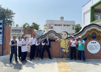 一日雙校關心母語傳承 楊長鎮約定孩子要繼續講客