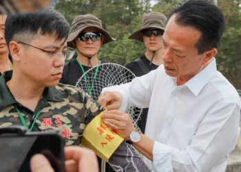 綠鬣蜥防治野外實作　翁章梁授予獵人臂章