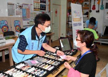 免費配老花眼鏡 社區巡迴列車開往冬山