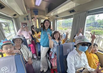 竹崎衛生所無菸懷舊小火車之旅　老幼共乘沿途撿菸蒂