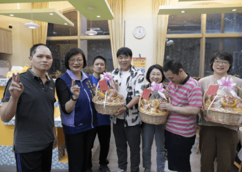 端午送暖 新北市社會局慰訪社福機構 派發加菜金與水果禮盒