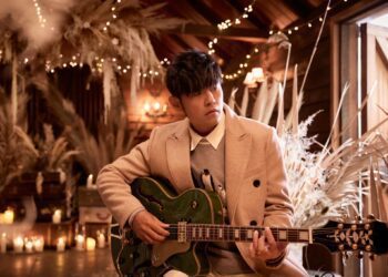 周杰倫無預警釋出新歌〈聖誕星 Christmas Star〉MV，找來「老搭檔」合唱入鏡！