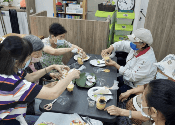 烘焙溫暖心 社區爺奶伴身障日照學員享受一日烘焙體驗