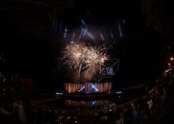 2024紅面鴨FUN暑假 無人機、煙火秀光亮花蓮鯉魚潭夜空