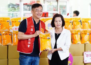 公益團體關懷弱勢 陳昭榮代表捐贈萬斤白米