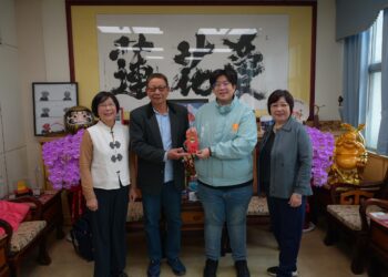 徐萬春、李惠敏夫婦認養路燈 善心點亮花蓮市大街小巷