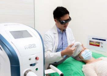 畏光、發癢、乾眼症狀惱人 陽明交大醫院引進脈衝光治療儀助改善