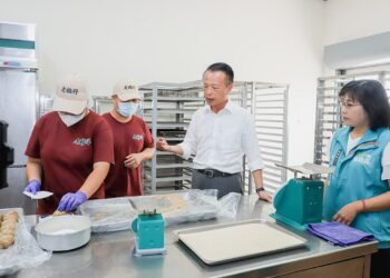 嘉義縣衛生局輔導烘培食品升級　翁章梁視察成效