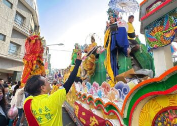 影音/南瑤宮遶境巡角 真人藝閣車迎駕並撒扭蛋分享信眾掀高潮