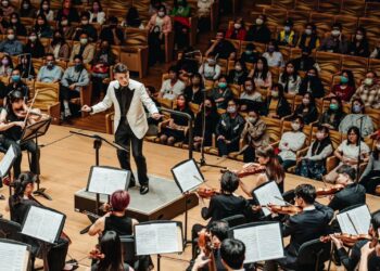 跨時代交響樂團深入校園 校園講座與青年對「彈」