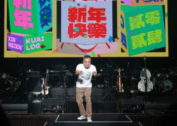 陳昇第30年《望鄉》跨年演唱會 身著特製拼貼手稿白色西裝帥氣登場