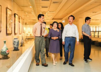 林婉芬「舞釉弄彩書畫情」個展開幕　彩墨瓷繪交織藝術風華