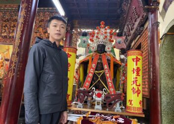 台南市下林仔「建安宮」神尊將配戴百兩黃金參加米街送天師祭典