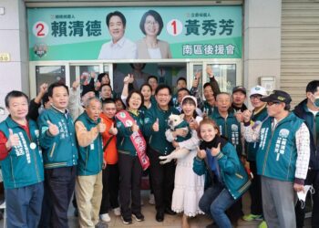影音／選前黃金周林佳龍陪掃街　黃秀芳開箱「美德餅乾」