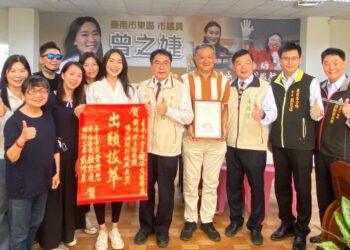 績優調解人謝鴻斌再獲殊榮 和兩代議員履行全家服務承諾