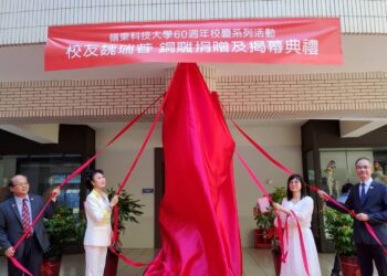 希臘女神雅典娜降臨嶺東科大　校友魏瑞蓉捐贈雕像祝賀母校六十周年