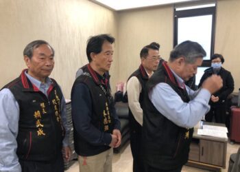 警專校友總會長何明洲率員關懷慰問基隆三分局八堵所殉職警員蘇昱鴻家屬並致贈慰問金