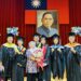 少見畫面   一家人同框畢業   莊怡亭獲頒宏國德霖科大董事長獎