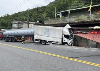 影音/頭城濱海公路石城段槽罐車撞貨車衝入民宅 駕駛受困車內