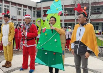 花女社團輪番精彩展演 師長扮聖誕老人傳祝福