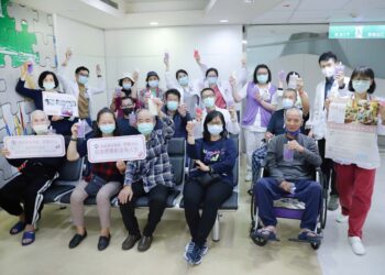 羅東博愛醫院研發製作「吸食凍狀飲」 高齡者重拾飲水自由