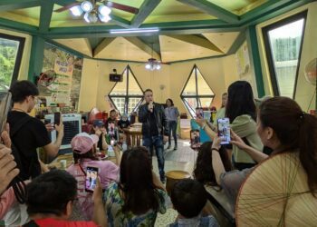 二湖鳳梨、紅龍果公益行銷 網紅直播帶貨挺果農