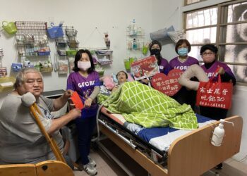 花蓮縣世界華人工商婦女企管協會  送年禮助植物人家庭過好年