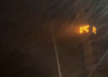 影音/下探0度！　太平山深夜下起冰霰