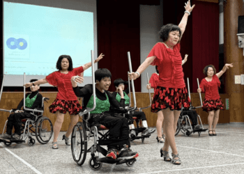 八里教養院「生命之美」列車開進新莊國小 腦麻院生跳輪標舞和滾球