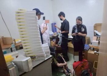 影音/移民署破獲失聯移工私菸工廠 臺越男女抱頭痛哭職戀遭拆難分捨