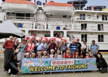 疫後首航！「島嶼天空」載百餘外籍旅客抵台中 產官港齊心翻開海線觀光新頁