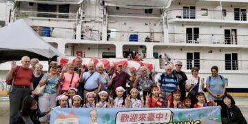 疫後首航！「島嶼天空」載百名英籍旅客抵台中 產官齊心翻開海線觀光新頁