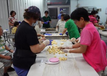 愛心滿花蓮 觀光人發協會贈千顆蛋黃酥 蕭氏企業捐10萬元 聖元壇送愛心物資 