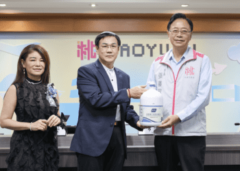 保護再升級 兩大企業捐贈抗菌液助消防局第一線防疫救護