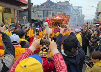 歡慶城隍爺聖誕千秋　神將陣頭夜訪日巡超熱鬧