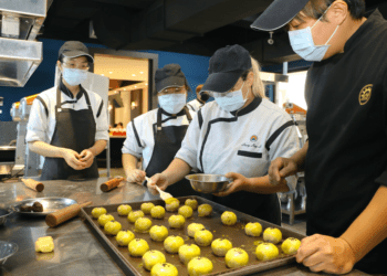 中秋月圓思眾人亦能團圓 眾能創新協會和黎明師生做蛋黃酥送弱勢