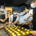 中秋月圓思眾人亦能團圓 眾能創新協會和黎明師生做蛋黃酥送弱勢
