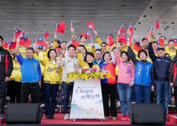 感謝城市英雄照亮臺中！電動機車隊展演慶元旦