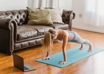在家也能練出理想體態！居家重量訓練＋飲食搭配新手指南