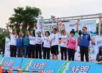 張麗善為西螺七崁路跑鳴槍　2400名跑友盡享濁水溪風光