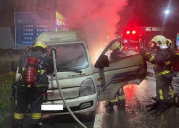 影音/國五南下羅東交流道附近深夜小貨車火燒車