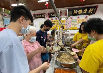 頭城國中技藝班與港口社區志工 「綁幸福肉粽」分享愛