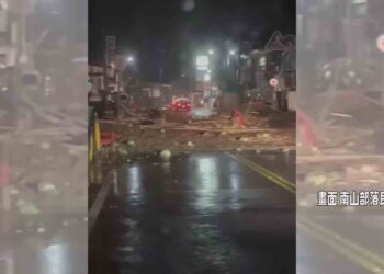 影音/滂沱大雨不斷 南山部落土石沖上街道交通受阻